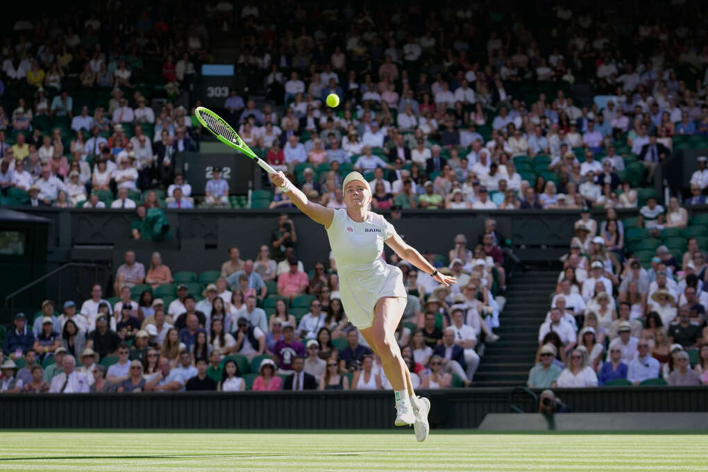 Tay vợt Barbora Krejcikova trả bóng trong trận gặp Mirra Andreeva ở vòng hai đơn nữ Wimbledon tại London, Anh, ngày 1/7/2026. Ảnh: AP