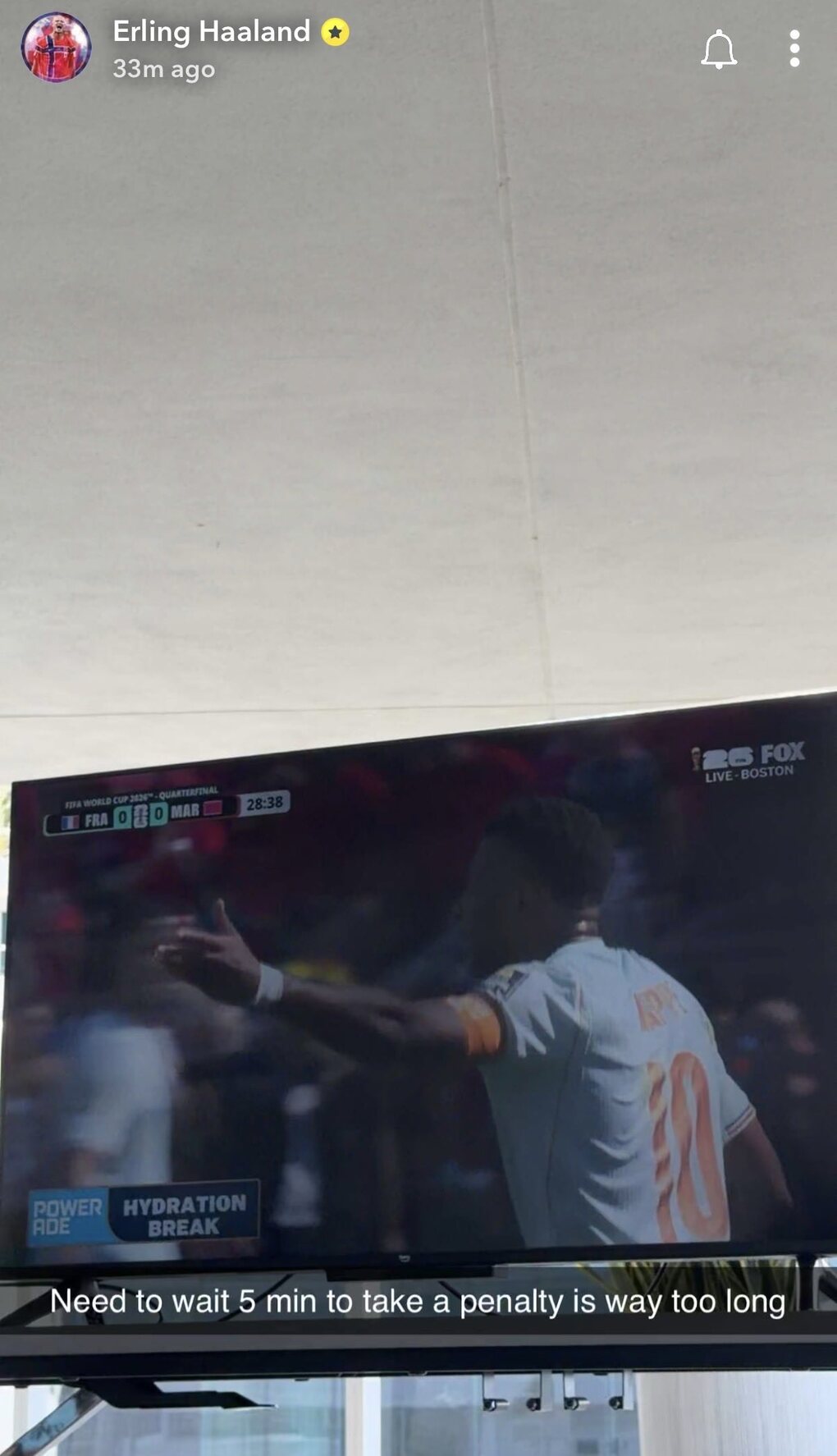 Haaland đăng lên mạng xã hội phàn nàn việc Mbappe phải chờ quá lâu trước khi sút phạt đền. Ảnh: chụp màn hình