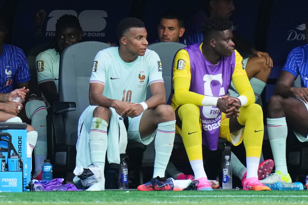 Mbappe ngồi trên băng ghế dự bị với cổ chân phải được băng sau khi rời sân ở trận Pháp thắng Morocco 2-0 tại tứ kết World Cup 2026 trên sân Boston, Mỹ ngày 9/7. Ảnh: AP
