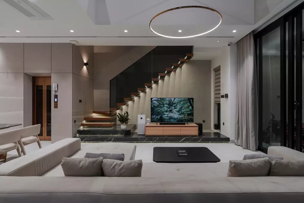 Sofa lớn, bàn trà thấp và tivi đặt trên trục nhìn chính giúp phòng khách phù hợp các buổi xem bóng đá. Ảnh: SBS