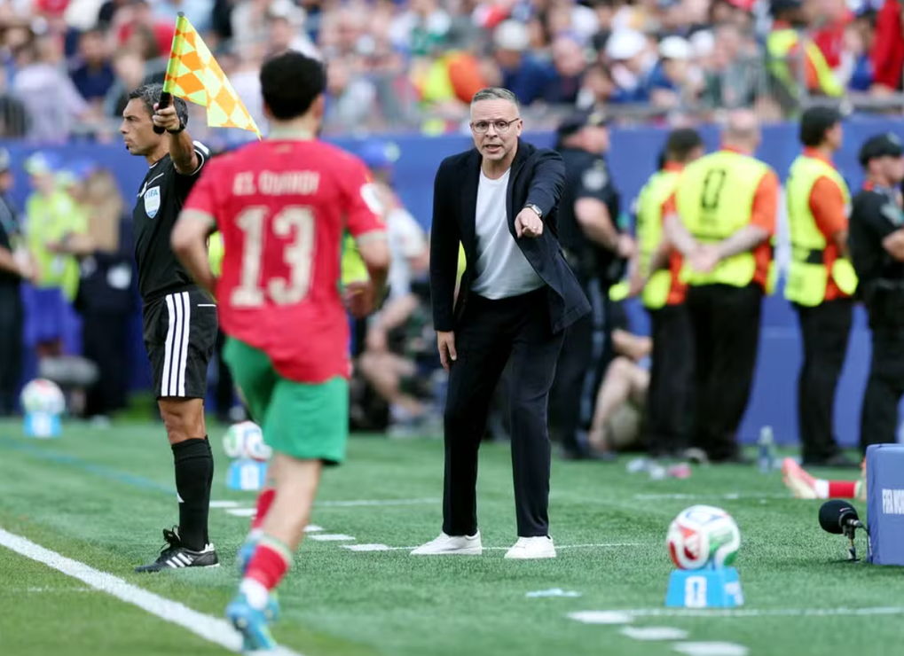 HLV Mohamed Ouahbi (áo vest đen) chỉ đạo trong trận Morocco thua Pháp 0-2 ở tứ kết World Cup 2026 trên sân Gillette, Foxborough, Massachusetts, Boston, Mỹ ngày 9/7/2026. Ảnh: Reuters