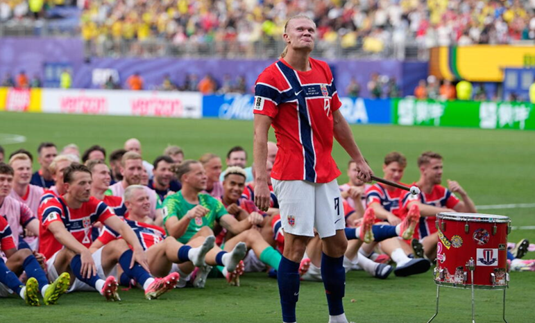 Erling Haaland của Na Uy dẫn đầu đội tham gia chèo thuyền Viking sau trận đấu vòng 16 World Cup giữa Brazil và Na Uy tại East Rutherford, NJ, ngày 5/7/2026. Ảnh: AP