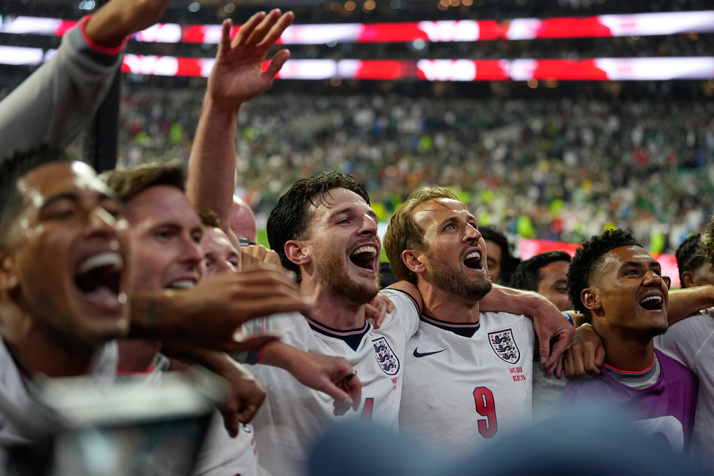 Cầu thủ Anh hát cùng cổ động viên nhà sau trận thắng Mexico 3-2 ở vòng 1/8 World Cup 2026 trên sân Azteca, Mexico hôm 5/7. Ảnh: AP