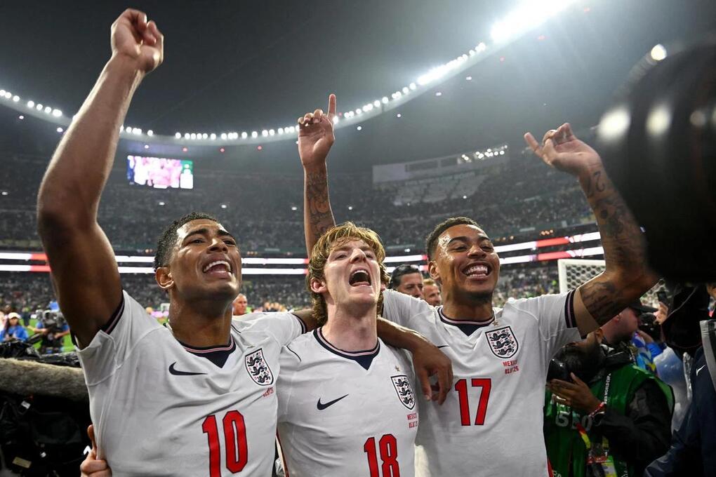 Các cầu thủ tuyển Anh ăn mừng sau chiến thắng 3-2 trước Mexico ở vòng 1/8 World Cup 2026 trên sân Estadio Azteca, ngày 5/7. Ảnh: Reuters