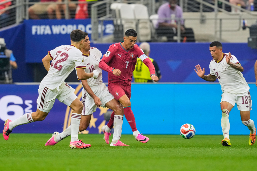Cristiano Ronaldo tranh chấp bóng với Pedro Porro, Pau Cubarsi và Rodri trong trận Bồ Đào Nha gặp Tây Ban Nha tại vòng 1/8 World Cup 2026 trên sân Dallas Stadium, Dallas, Texas, Mỹ, ngày 6/7/2026 Ảnh: AP