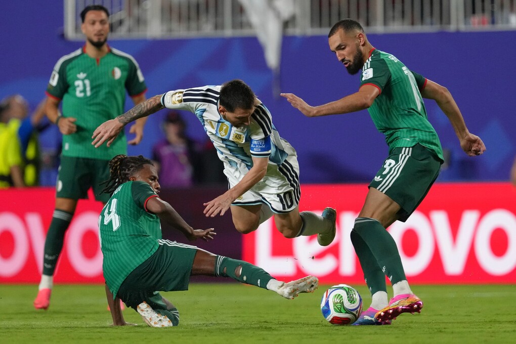 Lionel Messi (10) của Argentina tranh chấp bóng với Nabil Bentaleb (19) và Hicham Boudaoui (14) của Algeria trong trận đấu bảng J World Cup 2026 giữa Argentina và Algeria trên sân Kansas City, bang Missouri, ngày 16/6/2026. Ảnh: AP