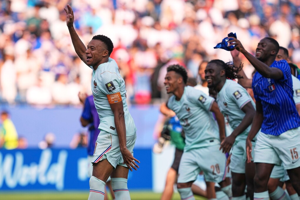 Mbappe (trái) ăn mừng cùng các đồng đội sau khi Pháp thắng Morocco 2-0 ở tứ kết World Cup 2026 trên sân Boston, Mỹ ngày 9/7. Ảnh: AP
