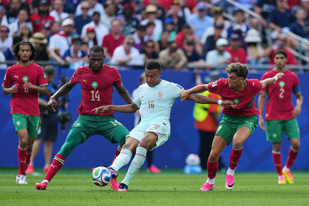 Kylian Mbappe (10) chuyền bóng trước sự áp sát của Issa Diop (14) và Neil El Aynaoui trong trận tứ kết World Cup 2026 trên sân Gillette ở Foxborough, bang Massachusetts, gần Boston, Mỹ ngày 9/7. Ảnh: AP