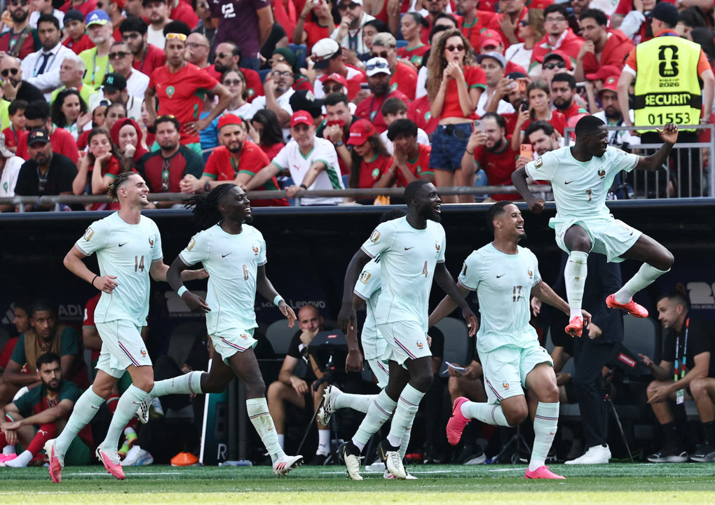 Ousmane Dembele (phải) cùng các đồng đội ăn mừng bàn thắng 2-0 trong trận Pháp – Morocco ở tứ kết World Cup 2026 trên sân Boston, Foxborough, Massachusetts, Mỹ ngày 9/7/2026. Ảnh: Reuters