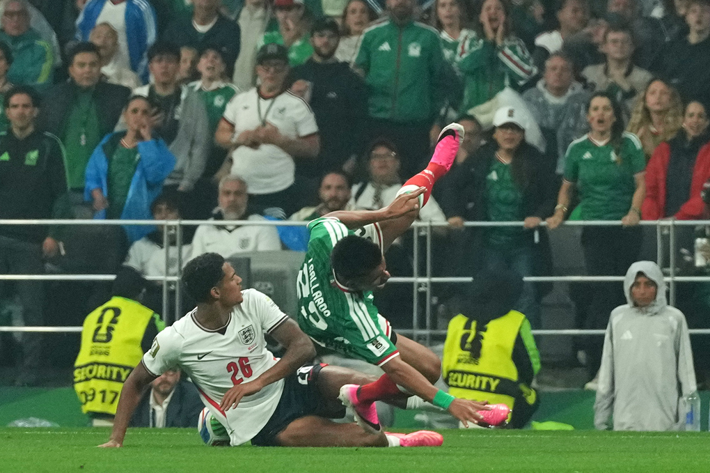 Jarell Quansah (áo trắng) vào bóng với Jesus Gallardo và phải nhận thẻ đỏ trong trận Anh thắng Mexico 3-2 ở vòng 1/8 World Cup 2026 trên sân Azteca, Mexico ngày 5/7/2026. Ảnh: AP