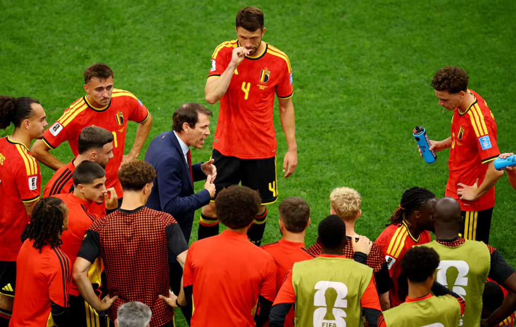 HLV Rudi Garcia (áo vest đen) chỉ đạo các cầu thủ trong quãng nghỉ tiếp nước trận Bỉ thắng New Zealand 5-1 ở lượt cuối bảng C World Cup 2026 trên sân BC Place, Vancouver, Canada ngày 26/6/2026. Ảnh: Reuters