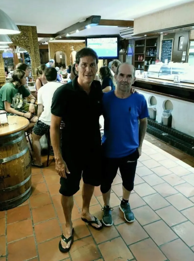 Rudi Garcia chụp ảnh cùng Pedro Haro tại nhà hàng El Califa. Ảnh: Marca