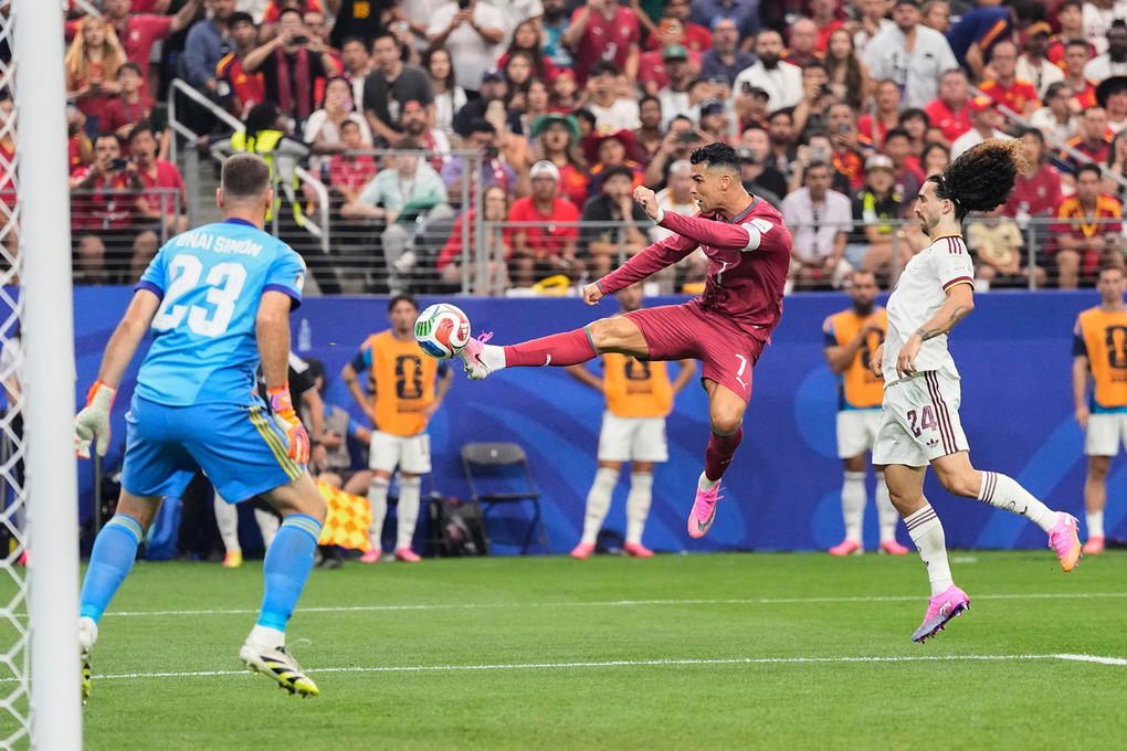Cristiano Ronaldo (số 7) dứt điểm trước sự truy cản của thủ môn Unai Simon trong trận Bồ Đào Nha gặp Tây Ban Nha ở vòng 1/8 World Cup 2026 tại Arlington, Texas (gần Dallas), Mỹ, ngày 6/7/2026. Ảnh: AP