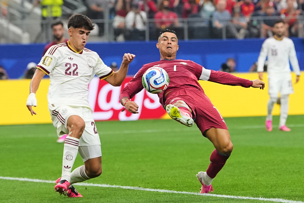 Cristiano Ronaldo (số 7) dứt điểm trước sự truy cản của hậu vệ Pau Cubarsi trong trận Bồ Đào Nha gặp Tây Ban Nha ở vòng 1/8 World Cup 2026 tại Arlington, Texas (gần Dallas), Mỹ, ngày 6/7/2026. Ảnh: AP
