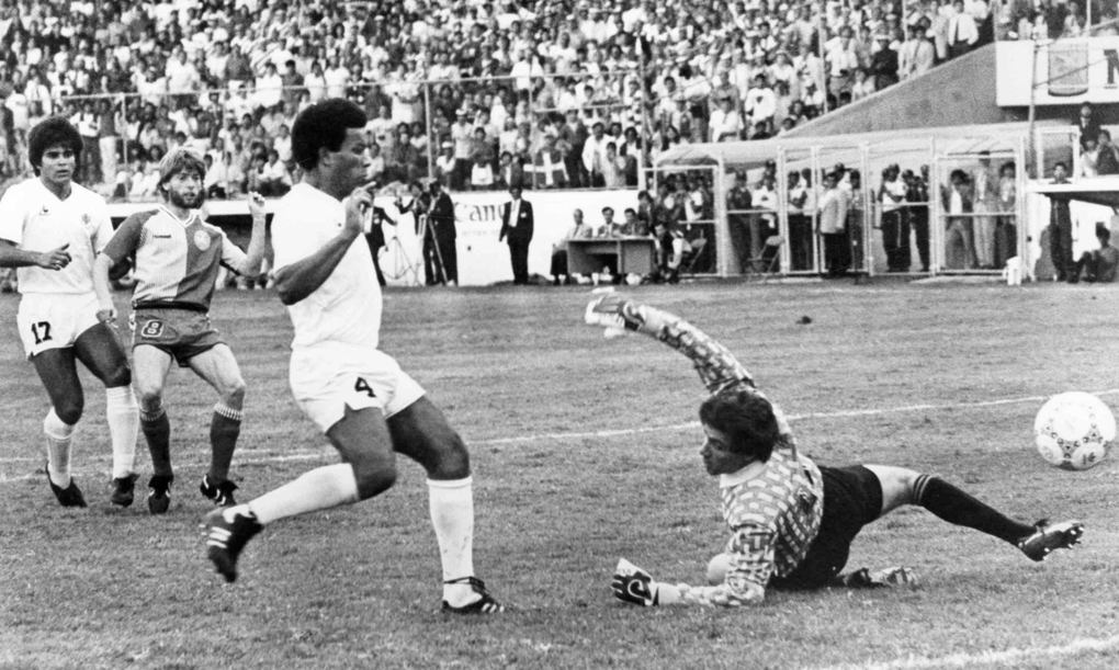 Jesper Olsen ghi bàn ấn định 6-1 trong trận Đan Mạch – Uruguay ở vòng bảng World Cup 1986 trên sân Neza 86, Nezahualcoyotl, Mexico ngày 13/6/1986. Ảnh: AP