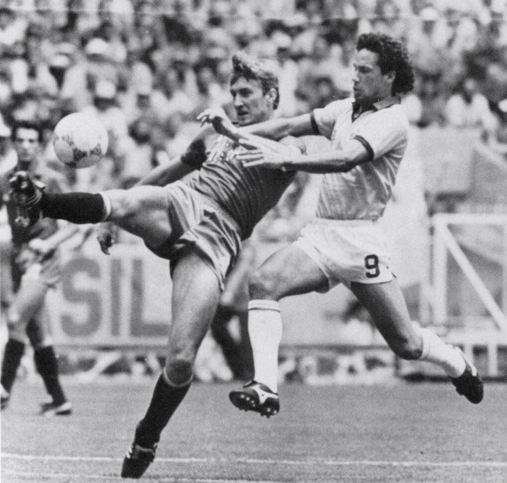 Antonio Maceda (trái) của Tây Ban Nha tranh chấp bóng với Antonio Oliveira của Brazil trong trận vòng bảng World Cup 1986 Tây Ban Nha – Brazil trên sân Jalisco, Guadalajara, Mexico ngày 1/6/1986. Ảnh: Reuters