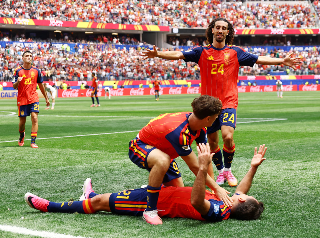 Mikel Oyarzabal (nằm sân) ăn mừng bàn thắng cùng các đồng đội trong trận Tây Ban Nha – Áo ở vòng 1/16 World Cup 2026 trên sân Los Angeles, California, Mỹ ngày 2/7/2026. Ảnh: Reuters