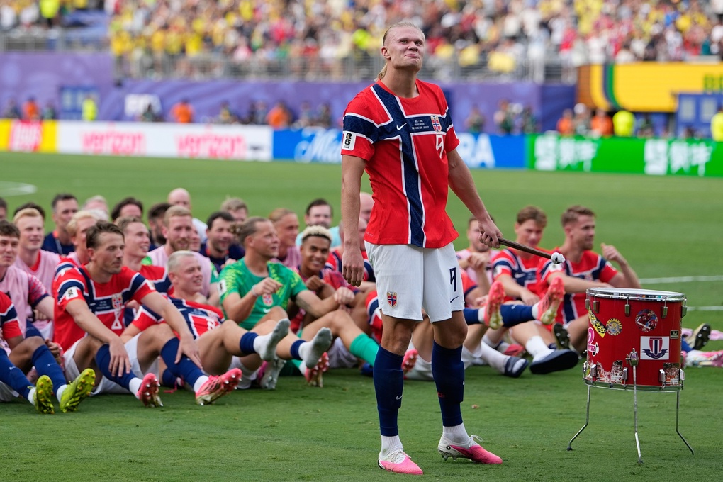 Erling Haaland cùng các đồng đội tái hiện vũ điệu chèo thuyền Viking sau chiến thắng trước Brazil tại East Rutherford, bang New Jersey, ngày 5/7. Ảnh: AP