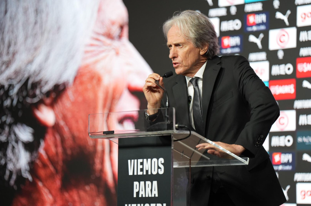 HLV Jorge Jesus phát biểu trong buổi họp báo ra mắt với tư cách HLV trưởng tuyển Bồ Đào Nha tại Oeiras, ngoại ô Lisbon, Bồ Đào Nha ngày 10/7/2026. Ảnh: Abola