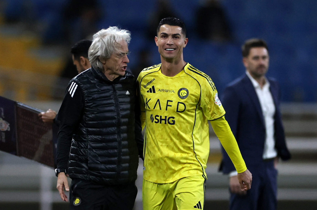 HLV Jorge Jesus (trái) và Cristiano Ronaldo khi còn cùng làm việc tại Al Nassr mùa 2025-2026. Ảnh: Reuters