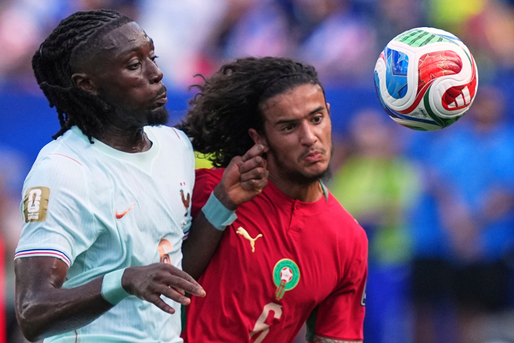 Manu Kone (6) của Pháp tranh chấp bóng với Ayyoub Bouaddi (6) của Morocco trong trận tứ kết World Cup 2026 trên sân Boston, Mỹ ngày 9/7. Ảnh: AP