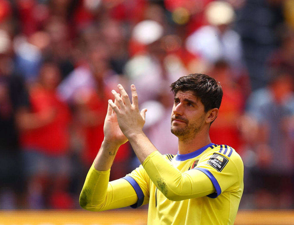Thủ thành Thibaut Courtois thất vọng chào các khán giả sau trận Tây Ban Nha – Bỉ ở tứ kết World Cup 2026 trên sân SoFi, Los Angeles, Mỹ ngày 10/7/2026. Ảnh: Reuters