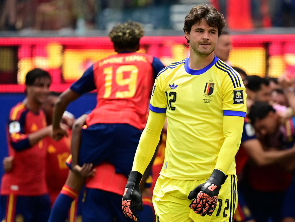 Thủ thành Senne Lammens sau khi nhận bàn thua ở trận Tây Ban Nha – Bỉ ở tứ kết World Cup 2026 trên sân SoFi, Los Angeles, Mỹ ngày 10/7/2026. Ảnh: Reuters