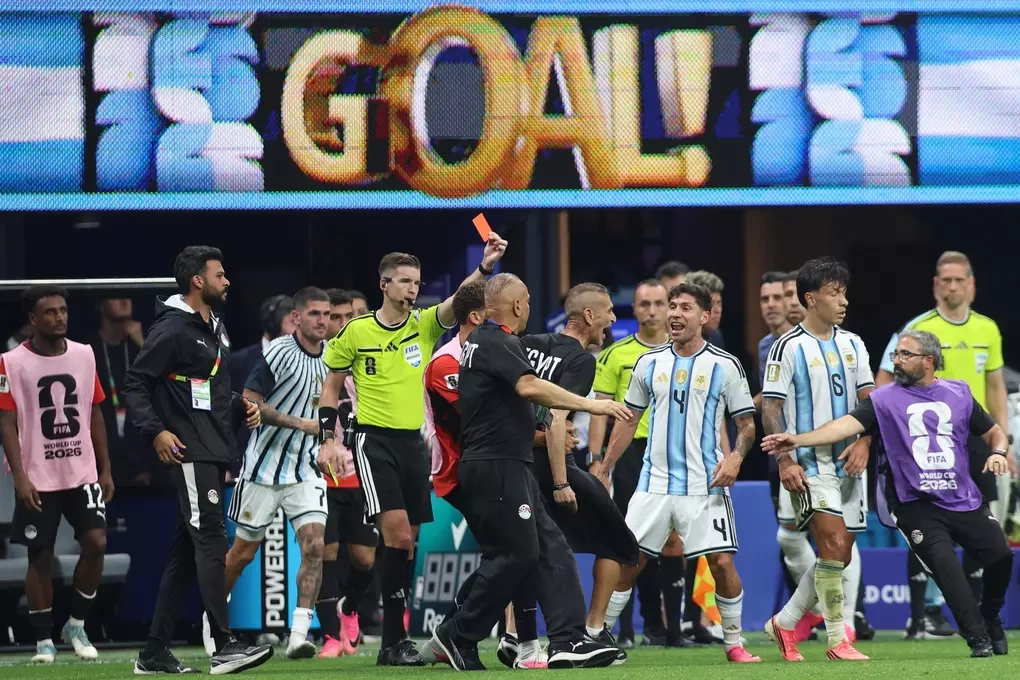 Trọng tài Francois Letexier rút thẻ đỏ với một thành viên ban huấn luyện Ai Cập trong trận Argentina gặp Ai Cập ở vòng 1/8 World Cup 2026 trên sân Atlanta, bang Georgia, Mỹ, ngày 7/7/2026. Ảnh: AP