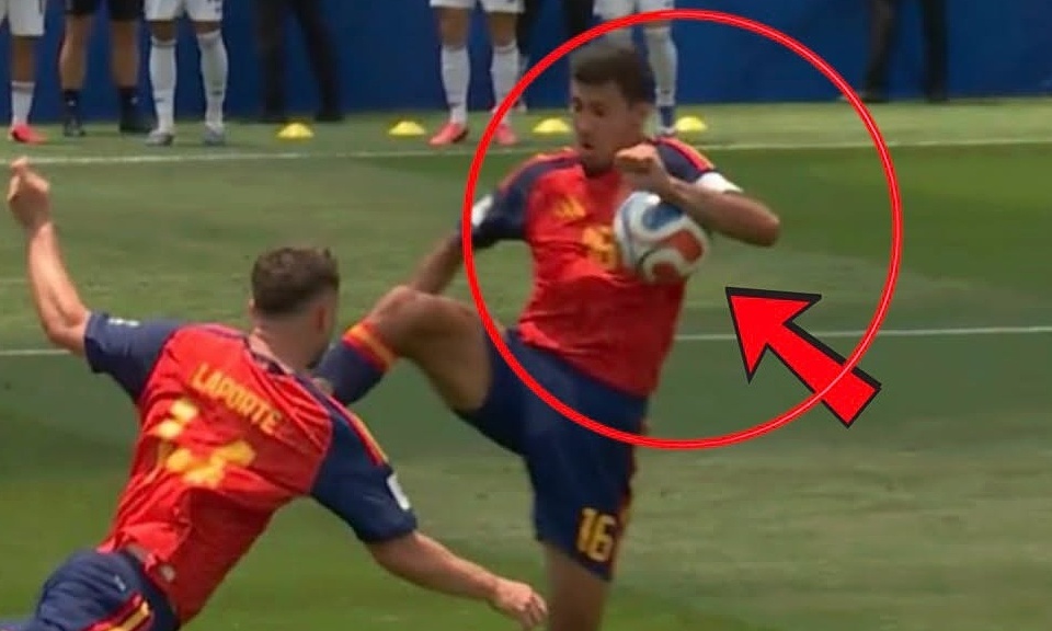 Laporte (trái) đánh đầu đưa bóng trúng tay Rodri trong trận Tây Ban Nha thắng Bỉ 2-1 ở tứ kết World Cup 2026 trên sân Los Angeles, Mỹ ngày 10/7/2026. Ảnh: chụp màn hình