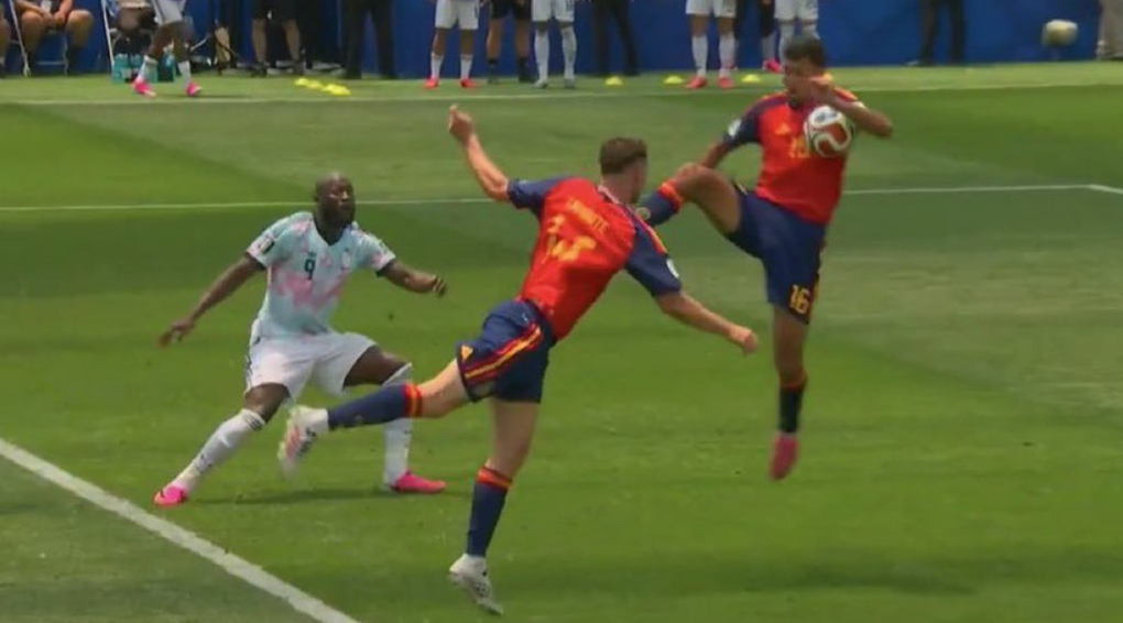 Tình huống Rodri để bóng chạm tay trong vòng cấm, trong trận Bỉ thua Tây Ban Nha 1-2 ở tứ kết World Cup 2026 trên sân SoFi, Los Angeles, Mỹ ngày 10/7/2026. Ảnh: chụp màn hình