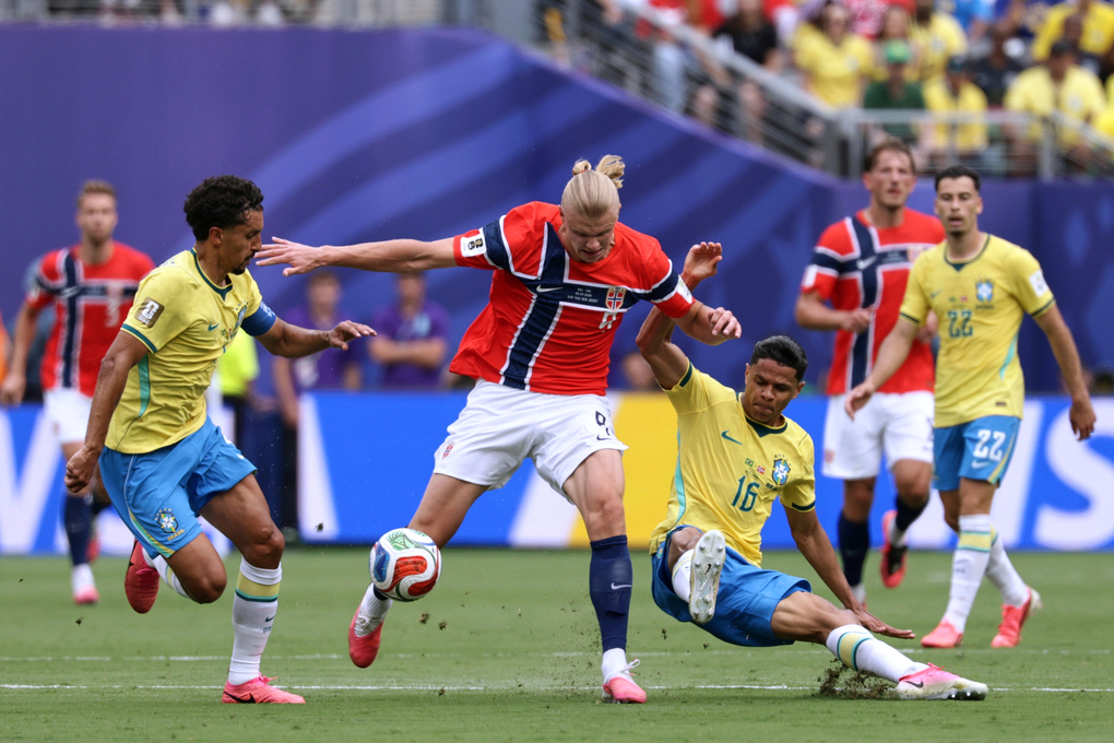 Tiền đạo Na Uy Erling Haaland (9) tranh chấp với cầu thủ Brazil Douglas Santos (16) trong trận Na Uy thắng Brazil 2-1 ở vòng 1/8 World Cup 2026 trên sân New York New Jersey ở Mỹ ngày 5/7/2026. Ảnh: AP