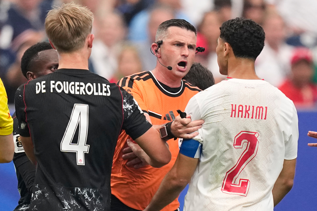Trọng tài người Anh Michael Oliver (giữa) bắt chính ở trận Canada thua Morocco 0-3 ở vòng 1/8 World Cup 2026 tại Houston, Mỹ ngày 4/7/2026. Ảnh: AP