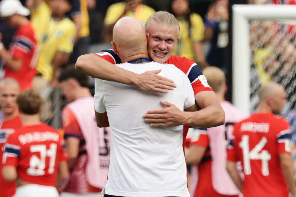 Haaland (số 9) ôm HLV Stale Solbakken sau trận Na Uy thắng Brazil 2-1 ở vòng 1/8 World Cup 2026 trên sân MetLife, East Rutherford, New Jersey, Mỹ ngày 5/7. Ảnh: AP