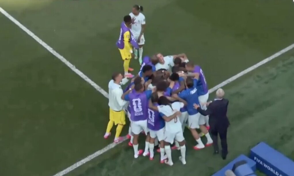 Samba không cho Olise (phía trên) nhập hội ăn mừng với đội tuyển Pháp, trong trận Pháp thắng Morocco 2-0 ở tứ kết World Cup 2026 trên sân Boston, Mỹ ngày 9/7. Ảnh: chụp màn hình