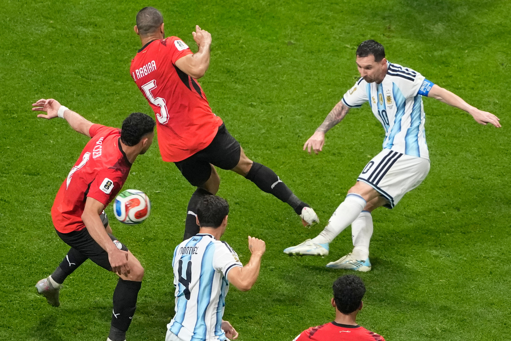 Messi (số 10) ghi bàn gỡ hòa 2-2 trong trận Argentina gặp Ai Cập ở vòng 1/8 World Cup 2026 trên sân Atlanta, bang Georgia, Mỹ, ngày 7/7/2026. Ảnh: AP