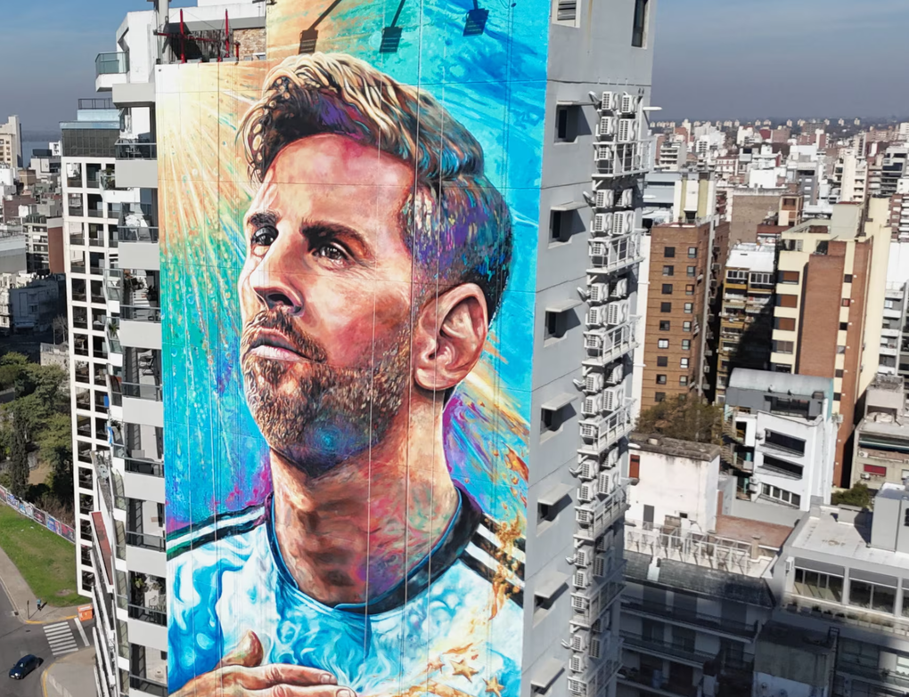 Một bức tranh vẽ chân dung Messi bên ngoài tòa nhà ở Rosario, Argentina ngày 9/7/2026. Ảnh: Reuters