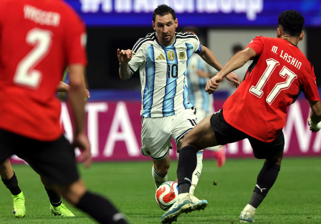 Messi đối đầu Mohamed Salah trong trận Argentina – Ai Cập ở vòng 1/8 World Cup 2026 trên sân Mercedes-Benz, Atlanta, Mỹ ngày 7/7/2026. Ảnh: EFE