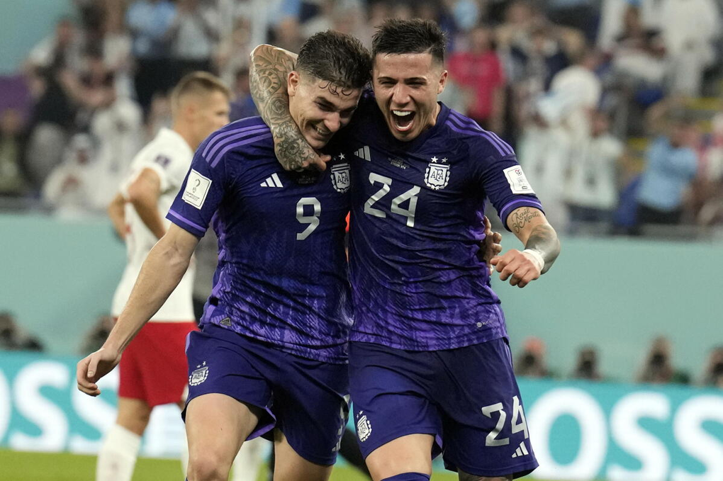 Julian Alvarez (trái) và Enzo Fernandez ăn mừng bàn thắng trong trận Ba Lan – Argentina ở vòng bảng World Cup 2022 trên sân 974, Doha, Qatar ngày 30/11/2022. Ảnh: AP
