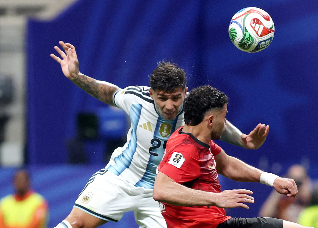 Enzo Fernandez đánh đầu ghi bàn trong trận Argentina – Ai Cập ở vòng 1/8 World Cup 2026 trên sân Atlanta, Georgia, Mỹ ngày 7/7/2026. Ảnh: Reuters