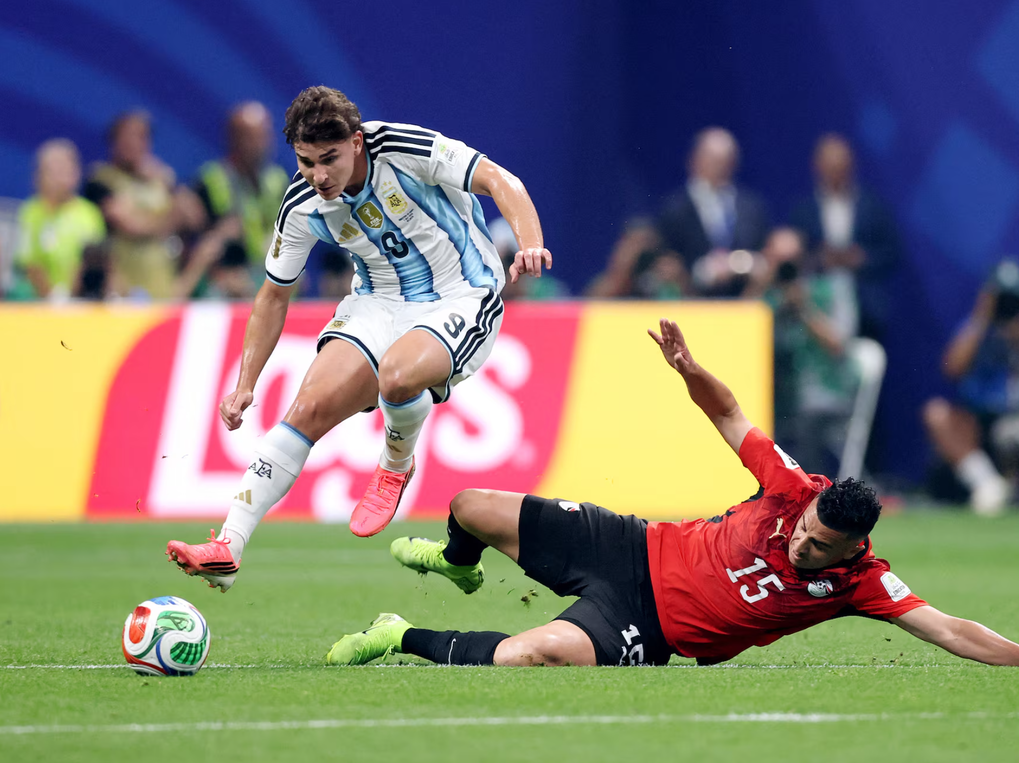 Julian Alvarez (trái) tranh chấp bóng với Karim Hafez trong trận Argentina – Ai Cập ở vòng 1/8 World Cup 2026 trên sân Atlanta, Georgia, Mỹ ngày 7/7/2026. Ảnh: Reuters