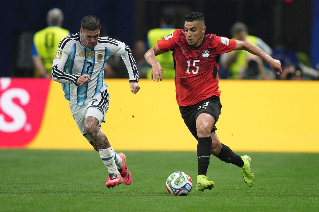 Rodrigo De Paul (7, phải) tranh chấp với Karim Hafez (15) trong trận Argentina thắng Ai Cập 3-2 ở vòng 1/8 World Cup 2026 trên sân Mercedes-Benz, Atlanta, bang Georgia, Mỹ ngày 7/7. Ảnh: AP