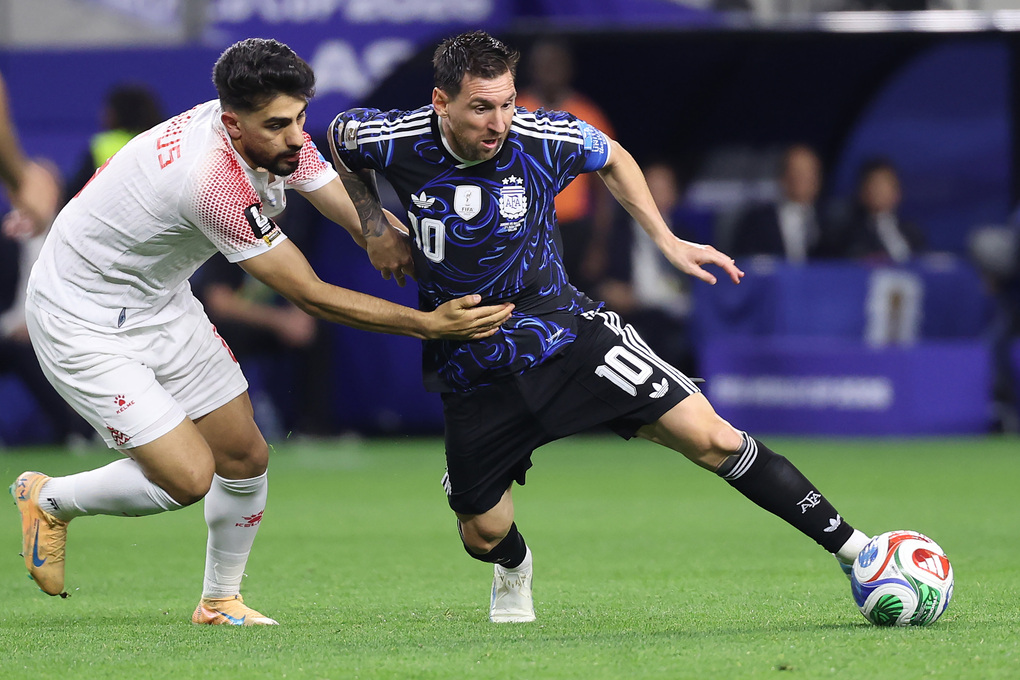 Tiền đạo Lionel Messi (số 10) đi bóng trước sự truy cản của Amer Jamous (số 6) trong trận Argentina thắng Jordan 3-1 ở lượt cuối bảng J World Cup trên sân Arlington, Texas, Dallas, Mỹ ngày 27/6/2026. Ảnh: AP