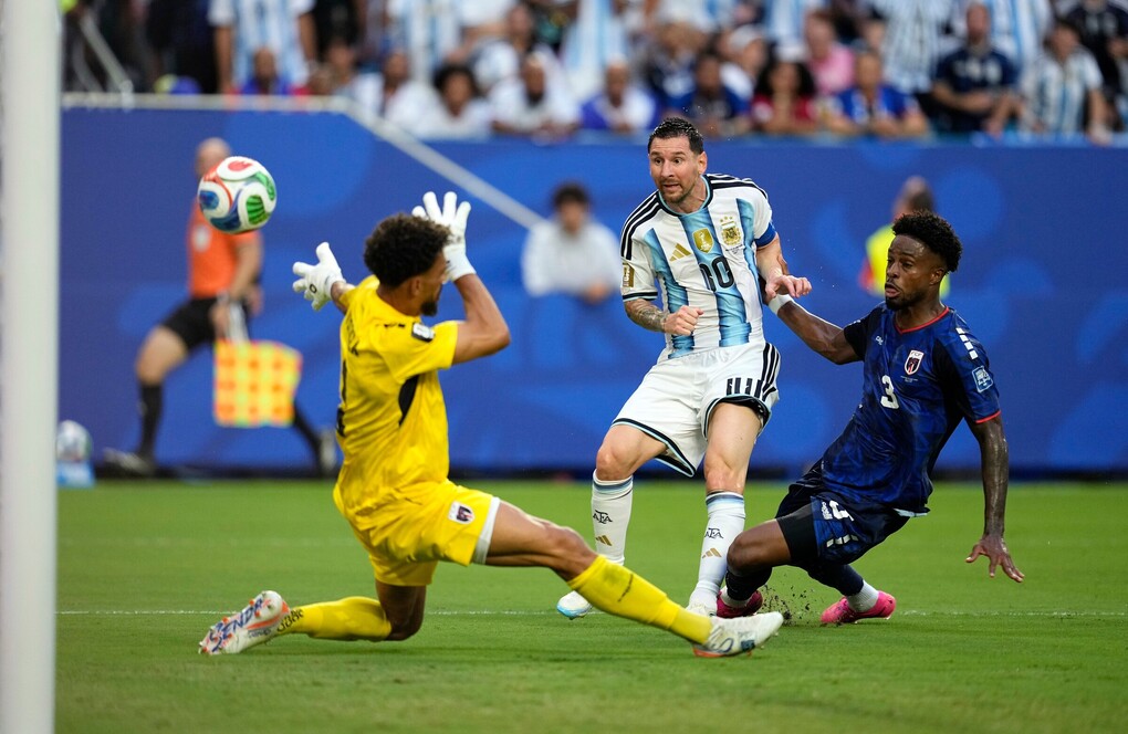Messi (10) ghi bàn mở tỷ số cho Argentina trong trận thắng Cape Verde 3-2 ở vòng 1/8 World Cup 2026 trên sân Hard Rock, Miami Gardens, bang Florida, Mỹ ngày 3/7. Ảnh: AP