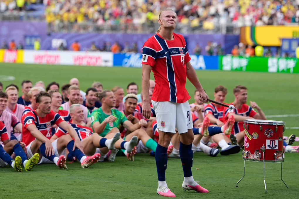 Erling Haaland và các đồng đội sau khi Na Uy thắng Brazil 2-1 ở vòng 1/8 World Cup 2026, trên sân MetLife, Mỹ, ngày 5/7/2026. Ảnh: AP