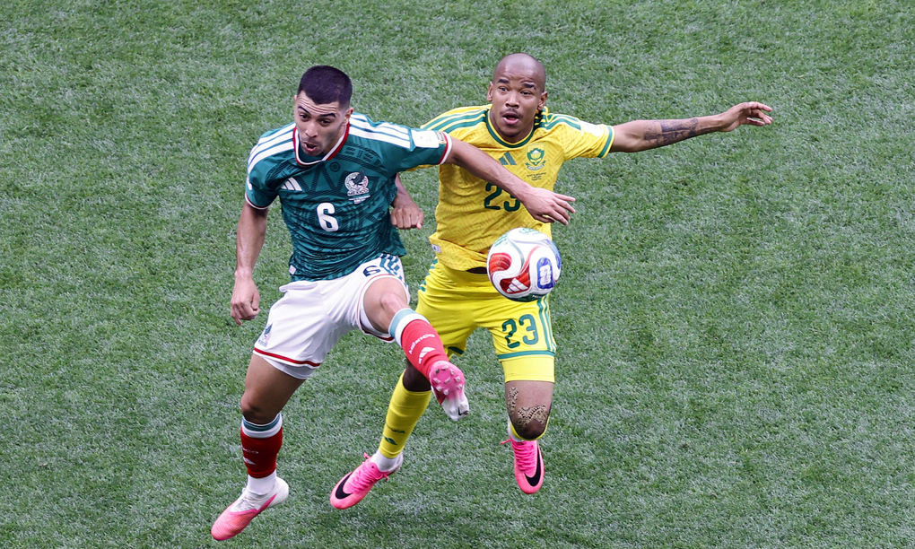 Tiền vệ Jayden Adams (23) tranh bóng với Erik Lira (6) trong trận Nam Phi thua Mexico 0-2 ở bảng A World Cup 2026 trên sân Mexico City, Mexico ngày 11/6. Ảnh: AFP