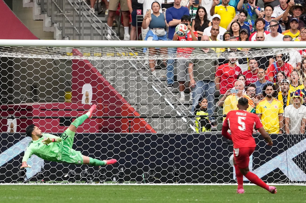 Manuel Akanji đá hỏng quả luân lưu trước Colombia. Ảnh: AP