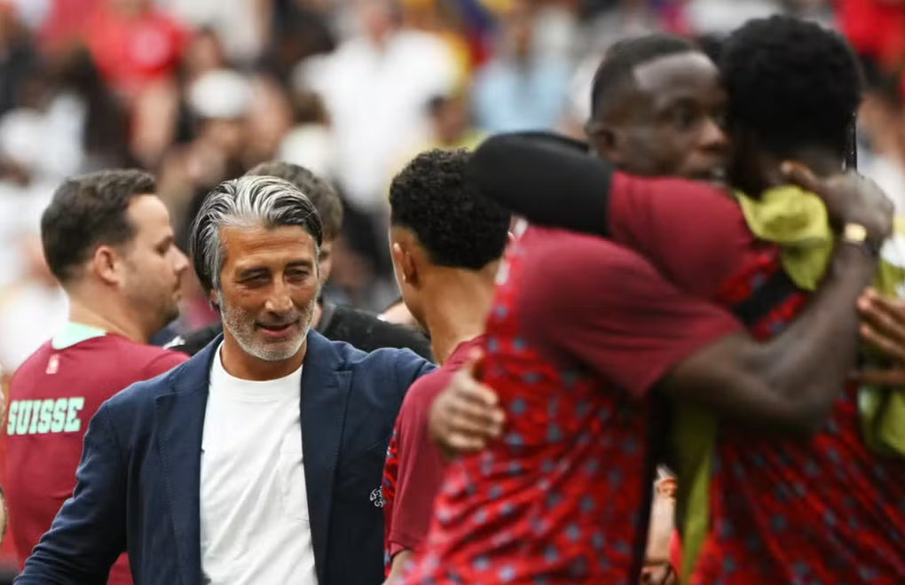 HLV Ruben Vargas (áo vest đen) cùng các cầu thủ Thụy Sĩ ăn mừng sau khi thắng Colombia ở vòng 1/8 World Cup 2026 trên sân BC Place, Vancouver, Canada ngày 7/7. Ảnh: Reuters