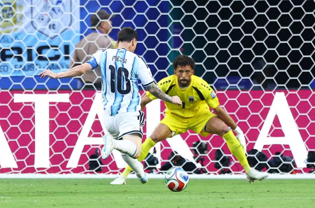 Thủ môn Vozinha (áo vàng) cản cú đá của cầu thủ Lionel Messi trong thế đối mặt. Ảnh: Reuters
