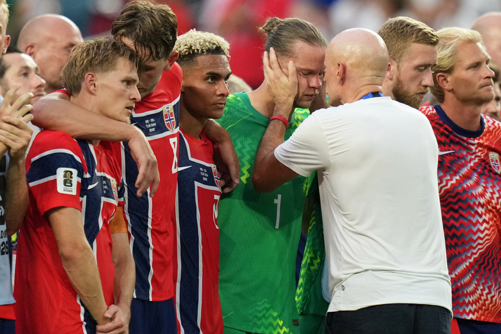 Thủ môn Na Uy Orjan Nyland (1) được HLV Stale Solbakken an ủi sau trận thua Anh ở tứ kết World Cup trên sân Miami, bang Florida, Mỹ, ngày 11/7/2026. Ảnh: AP