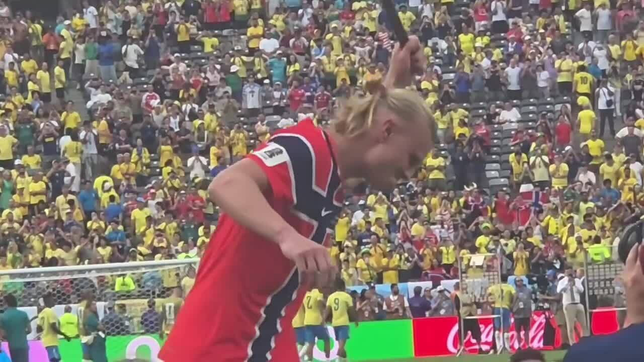 Erling Haaland đánh trống bắt nhịp ăn mừng cho Na Uy